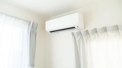 Ruang keluarga pelanggan dengan AC split terpasang